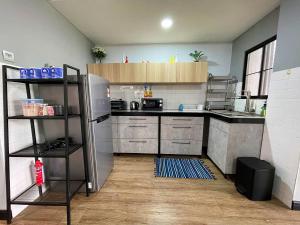 Camp in Style with Indoor Balcony Adventures at Gentingにあるキッチンまたは簡易キッチン