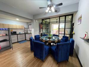 Camp in Style with Indoor Balcony Adventures at Gentingにあるキッチンまたは簡易キッチン