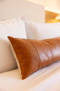 Postel nebo postele na pokoji v ubytování Omni Las Colinas Hotel