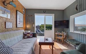 Televisyen dan/atau pusat hiburan di Beautiful Home In Haderslev With Wifi