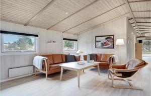 Una sala de estar con un sofá y sillas y una mesa. en Holiday Home Hedetoftvej Blåvand Vi, en Blåvand