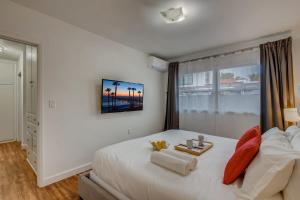 サンクレメンテにあるWalk To Beach 2BR Top Location - AAの大きな白いベッドと窓のある寝室