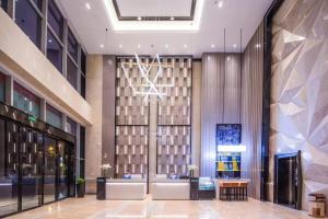 una hall di un edificio con una grande finestra di Echarm Hotel Nanning East Railway Station a Tunli