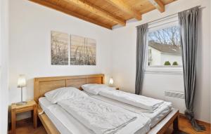 deux lits dans une chambre avec une fenêtre dans l'établissement Seebrise B, à Süssau 8 autres photos