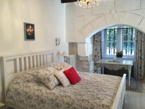 een slaapkamer met een bed, een tafel en een raam bij Loire Valley Medieval Getaway in Rochecorbon