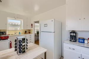 Walk to Beach - KING Apt In #1 Area - AB的厨房或小厨房