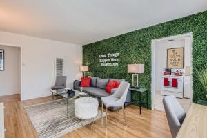 Walk to Beach - KING Apt In #1 Area - AB的休息区