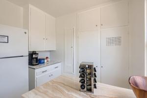 Walk to Beach - KING Apt In #1 Area - AB的厨房或小厨房