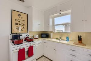 Walk to Beach - KING Apt In #1 Area - AB的厨房或小厨房