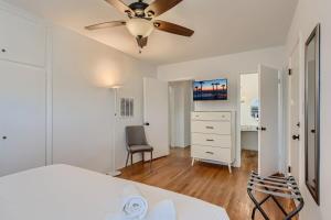 Walk to Beach - KING Apt In #1 Area - AB的电视和/或娱乐中心