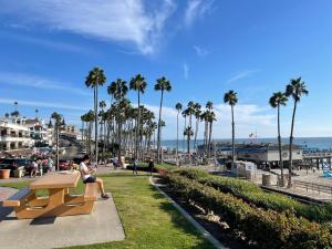 圣克莱门特Walk to Beach - KING Apt In #1 Area - AB的坐在海滩旁长凳上的女人
