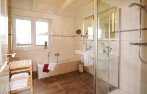 Ένα μπάνιο στο Awesome Home In Dagebüll With Sauna