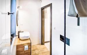Bilik mandi di Stunning Home In Nowecin With Kitchen