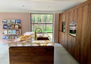 cocina con fregadero y ventana grande en Magical Woods, en Bergen