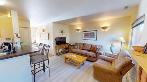 una sala de estar con un sofá y una mesa en Kokopelli Dream #3251, en Moab