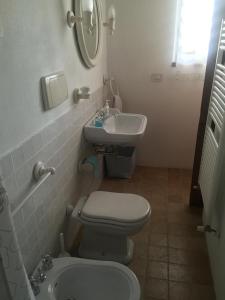 y baño con aseo y lavamanos. en La Vigna Apartment, en Siena