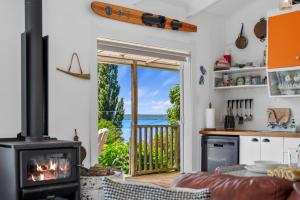 Η κουζίνα ή μικρή κουζίνα στο Kiwiana Bach - Lake Tarawera Holiday Home +34 φωτογραφίες