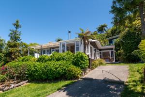 Κήπος έξω από το Kiwiana Bach - Lake Tarawera Holiday Home