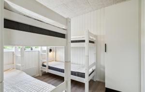 Giường trong phòng chung tại Awesome Home In Løgstrup With Kitchen