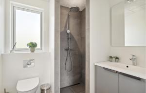 Phòng tắm tại Awesome Home In Løgstrup With Kitchen