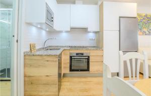 Køkken eller tekøkken på 2 Bedroom Lovely Home In Málaga