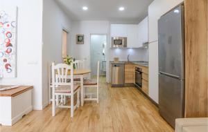 Køkken eller tekøkken på 2 Bedroom Lovely Home In Málaga