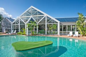 Abbys Beach Villa في Broadwater: مسبح امام بيت زجاجي