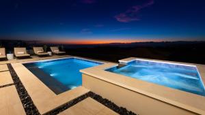 Bazén v ubytování MAUNA KEA BEACH ESCAPE Luxurious home in private community with Heated Private Pool and Spa Detached Ohana Suite nebo v jeho okolí