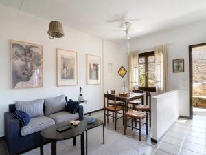 Ruang duduk di Breathtaking seafront villa in Kea