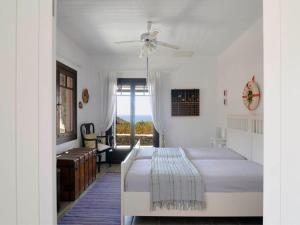 Katil atau katil-katil dalam bilik di Breathtaking seafront villa in Kea