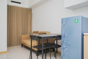 Posezení v ubytování Nice and Comfy 2BR Apartment at M-Town Residence near Summarecon By Travelio