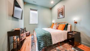 Ένα ή περισσότερα κρεβάτια σε δωμάτιο στο Modern Condo in the Vibrant NuLu District