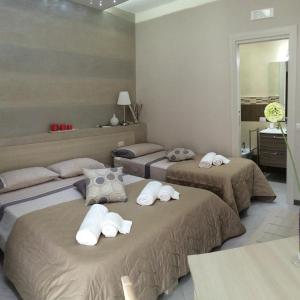 Le Suite Di Via Veneto tesisinde bir odada yatak veya yataklar