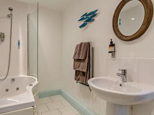 ห้องน้ำของ 4 Bed in Boscastle 47035 +32 ภาพ