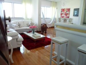 una sala de estar con un sofá y una mesa en Apartamento Salvador VIP, en Salvador
