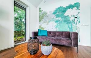 a living room with a purple couch and a table at Vakantiehuis 57 in Oosterwolde