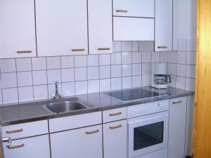 A cozinha ou kitchenette de Ferienwohnung Tschudiboden