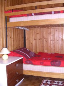 Uma cama ou camas num quarto em Ferienwohnung Tschudiboden