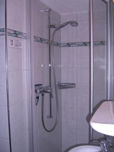 um banheiro com chuveiro, vaso sanitário e pia em Ferienwohnung Tschudiboden em Flumserberg