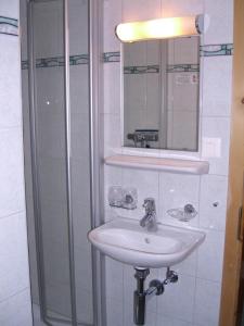Uma casa de banho em Ferienwohnung Tschudiboden