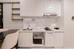 Kuchyň nebo kuchyňský kout v ubytování Scenic and Restful 2BR Sky House BSD Apartment By Travelio + 11 fotografií