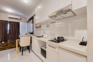 Kuchyň nebo kuchyňský kout v ubytování Scenic and Restful 2BR Sky House BSD Apartment By Travelio