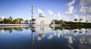 a mosque with its reflection in a large body of water at OYO Home 90549 Teemuram Budget Homestay in Kampung Pulai Baharu +7 photos