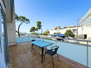 - Balcón con vistas, mesa y 2 sillas en Apartsalou Pepa, en Salou