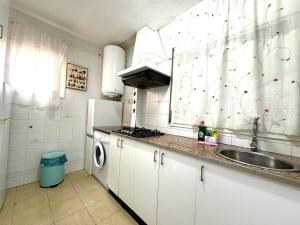 Una cocina o zona de cocina en Apartsalou Pepa