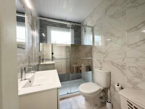 Un baño con inodoro, lavabo y ducha. en Apartsalou Pepa, en Salou