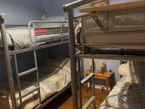 une chambre avec deux lits superposés et une table dans l'établissement Appartement 3 pièces pour 6 pers, animaux admis, proche pistes - FR-1-636-234, à Orcières