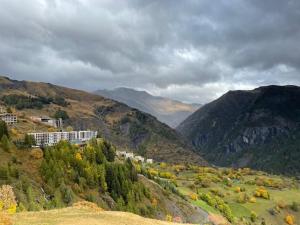 une ville sur une colline avec des montagnes en arrière-plan dans l'établissement Appartement 3 pièces pour 6 pers, animaux admis, proche pistes - FR-1-636-234, à Orcières
