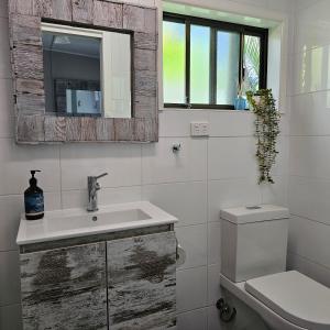 Ένα μπάνιο στο CHILL-OUT BEACH HOUSE - One Mile Beach