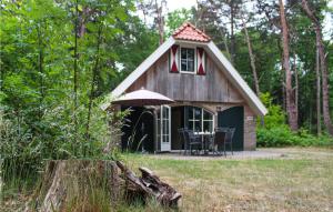 a small cabin with a table and chairs in the yard at Wille in De Bult